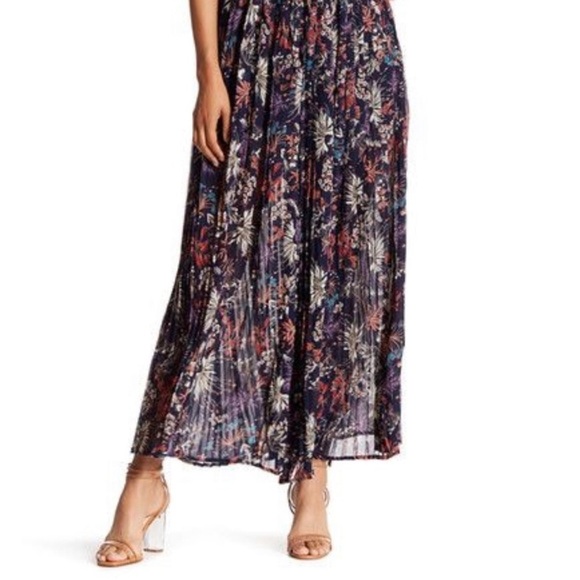 Superfoxx Pleated Floral Jumpsuit size Medium - Picture 2 of 5